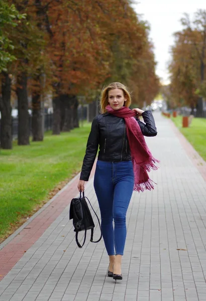 Güzel sarışın kız alışveriş yürüyor