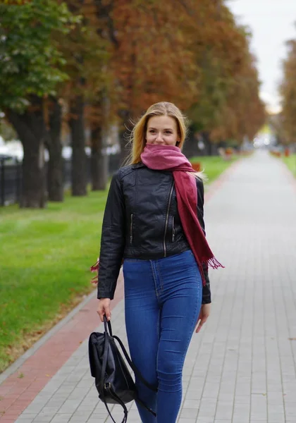 Menina loira bonita está andando ao longo do shopping — Fotografia de Stock