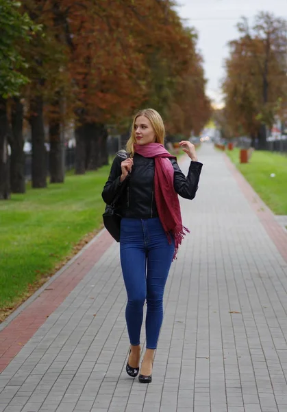 Güzel sarışın kız alışveriş yürüyor