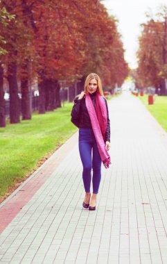 Güzel sarışın kız alışveriş yürüyor