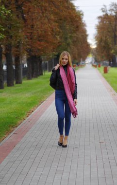 Güzel sarışın kız alışveriş yürüyor