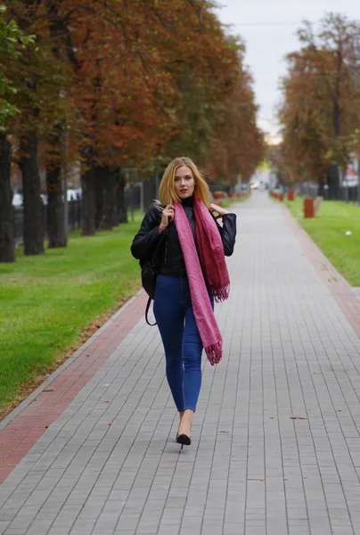 Güzel sarışın kız alışveriş yürüyor