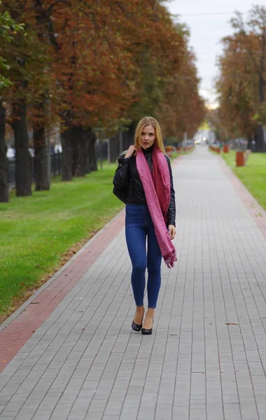 Güzel sarışın kız alışveriş yürüyor