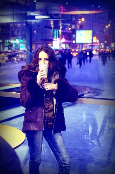 Kahve çekici genç kadın.