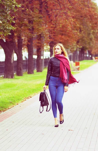 Güzel sarışın kız alışveriş yürüyor