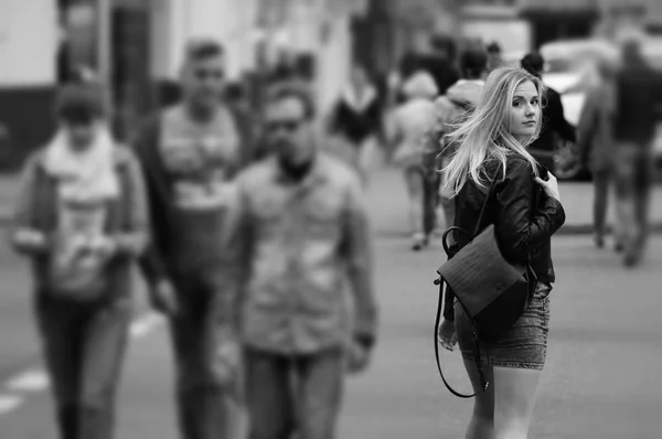 Menina loira bonita em multidões ao ar livre. A menina olhou para trás — Fotografia de Stock