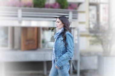 Güzel genç kadın yürüyor