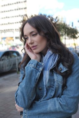 Güzel genç kadın yürüyor