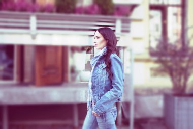 Güzel genç kadın yürüyor