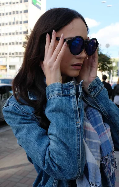 Bella donna in cerchio occhiali da sole — Foto Stock