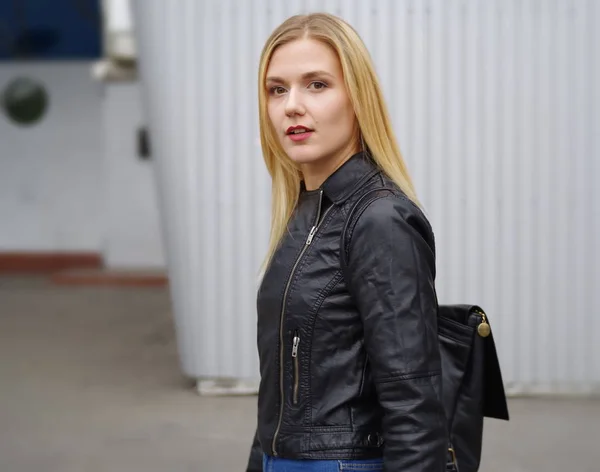 En vacker ung blond promenader i staden — Stockfoto