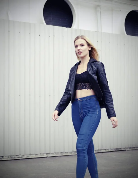 Blond kvinna i jeans Walking — Stockfoto