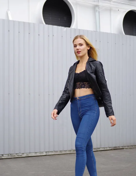 Mulher loira de jeans andando — Fotografia de Stock