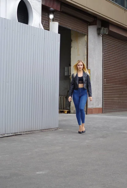 Woman is walking in the construction area — Stock Photo, Image