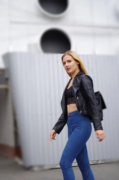 Una hermosa rubia joven caminando — Foto de Stock