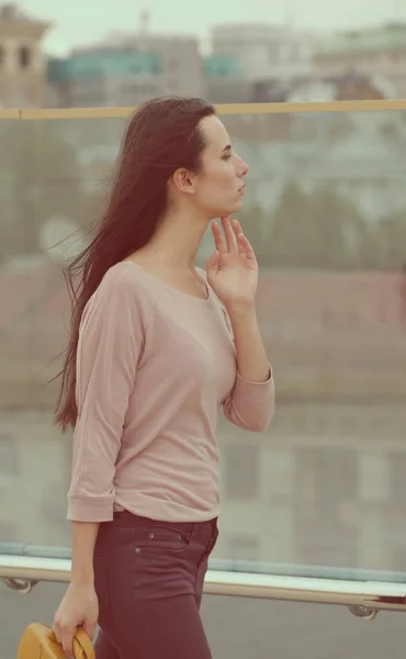 Jolie jeune femme posant près d'un mur de verre — Photo