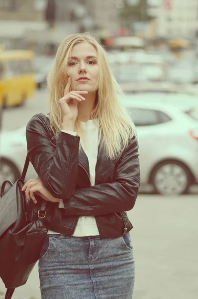 Güzel sarışın kız sokakta poz