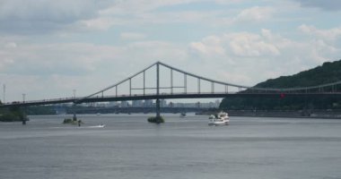 Kiev, şehir panoraması Dinyeper, bir zevk tekne bir görünümü ile yelken, bir powerboat sürmek, bir yaya köprüsü, mükemmel hava, yaz, şehir, turistler için ziyaret etmek için bir neden rahat