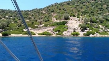 Kameriye Adası, Türkiye, görünümü tekne üzerinden, ada manzaraları görmek zevk Yatlar turist geliyor. Doğa adada Ege Denizi'nin Panoraması