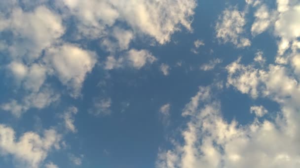 Griff Den Kopf Weiß Mit Rosafarbener Wolkenfärbung Blauen Himmel Radiale — Stockvideo