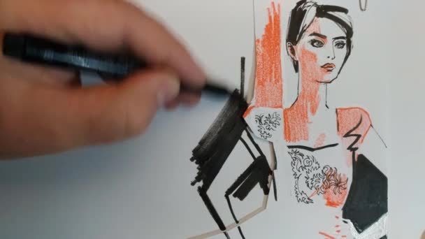 Kreiert Der Künstler Eine Modeillustration Ein Blatt Papier Eine Hand — Stockvideo
