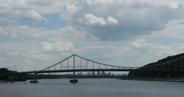 Kiev Oekraïne Voetgangersbrug Dnjepr Uitzicht Vanaf Dijk Zomerweer Wandelingen Geweldige — Stockvideo