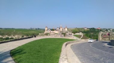 Kamenetz-Podolsk kale yeşil ağaçlar ve şehir panoraması, sabah, eski taş görünümünde, açık gökyüzü, turistik duvarlar