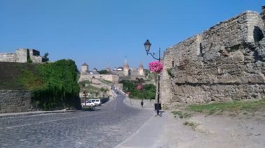 Kamenetz-Podolsk kale, sabah şehir kapıları, eski taş duvarlar, panoraması ile görünüm açık gökyüzü, turistik