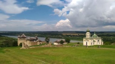Panorama Hotin Kalesi, geniş formatlı resim, eski bina, Orta Çağ, kilise, dramatik gökyüzü, bulutlar, harika manzara, savunma yapısı, Vadisi, Lost World gibi mevcuttur
