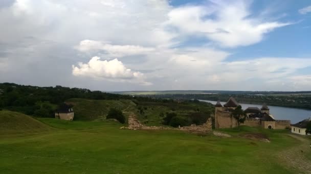 Панорама Хотинской Крепости Широкоформатная Картина Старинное Здание Средневековье Церковь Драматическое — стоковое видео