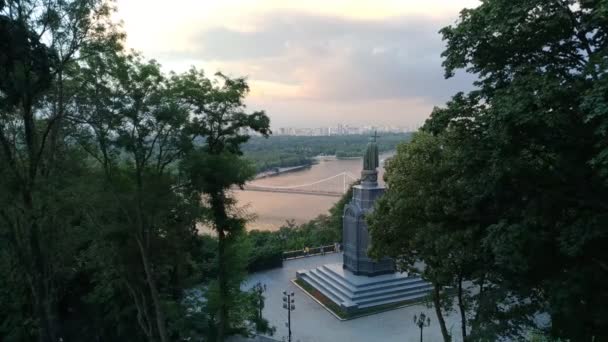 Panorama Van Kiev Bij Zonsondergang Een Monument Voor Vladimir Een — Stockvideo