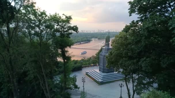 基辅的全景在日落 一个纪念碑的弗拉基米尔 乌克兰首都的重要历史地标 第聂伯河河 粉红色的天空和水的色调 — 图库视频影像
