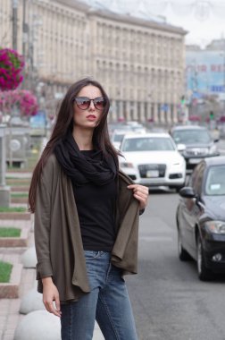 Bununla birlikte güneş gözlüklü bir siyah saçlı kız