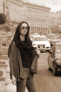 Siyah saçlı bir kız açık havada Jeans