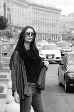 Siyah saçlı bir kız açık havada Jeans