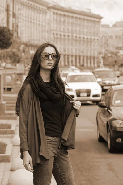 Siyah saçlı bir kız açık havada Jeans