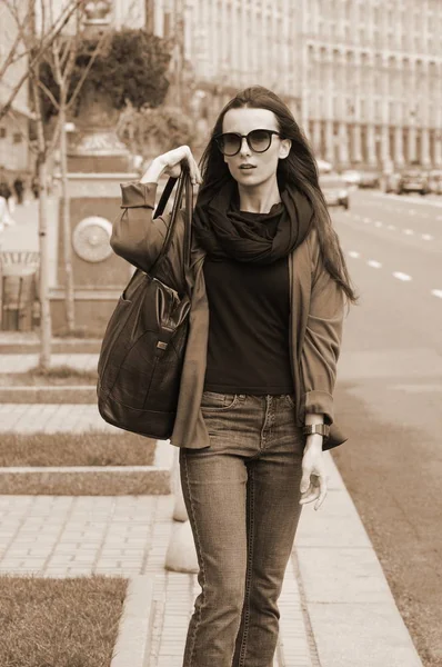 Siyah saçlı bir kız açık havada Jeans