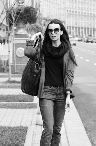 Siyah saçlı bir kız açık havada Jeans