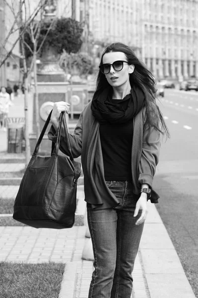 Siyah saçlı bir kız açık havada Jeans