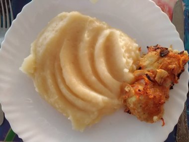 Bir tabak patates püresi ile balık chop