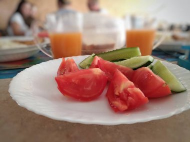 domates ve salatalık yemek salonunda bir plaka üzerinde