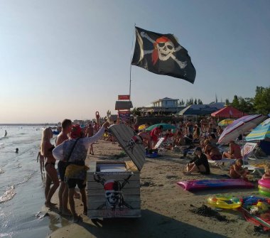 Korsan kıyafeti plajda dondurma satıcısı