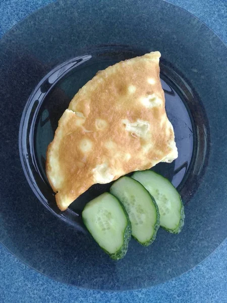 Omeleta s čerstvou okurku — Stock fotografie