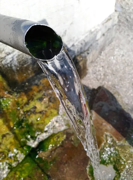 Труба с артезианской чистой водой — стоковое фото