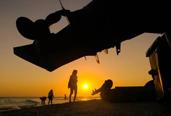 Barcos de mar, atardecer, gente y motor —  Fotos de Stock