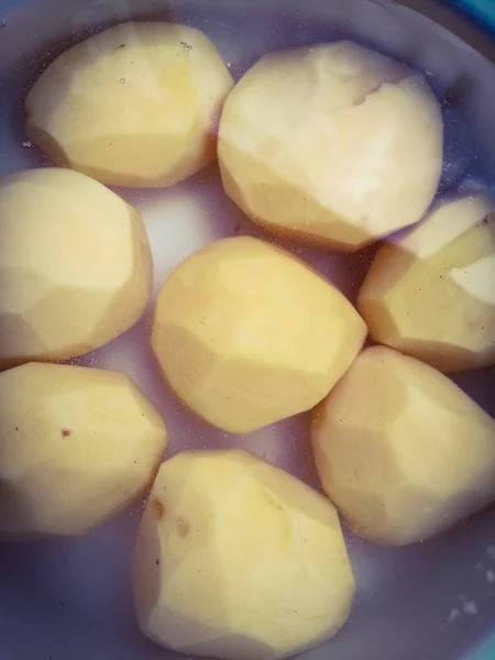 Skalad potatis innan tillagning i vatten — Stockfoto