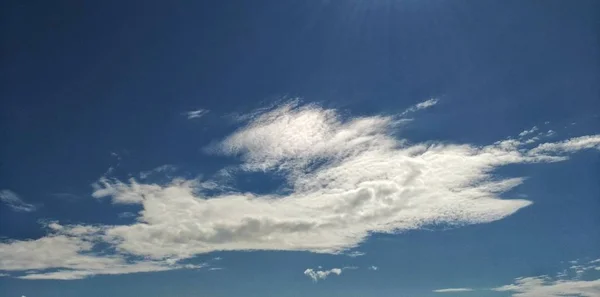 Όμορφη επίπεδη διαστρεβλωμένη σύννεφα — Φωτογραφία Αρχείου