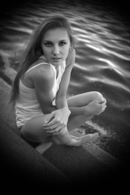 Beyaz T-shirt seksi genç kadın portresi