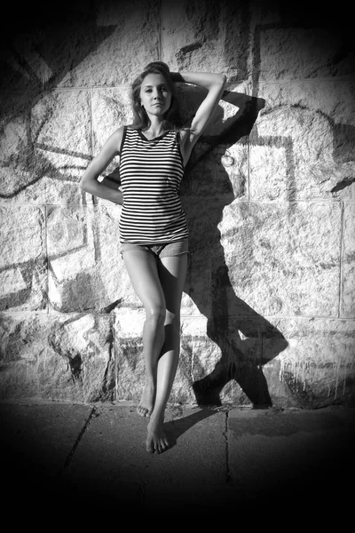 Portrait d'une jeune femme élancée en T-shirt, gilet — Photo