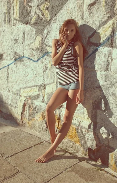 Portrait d'une jeune femme élancée en T-shirt, gilet — Photo